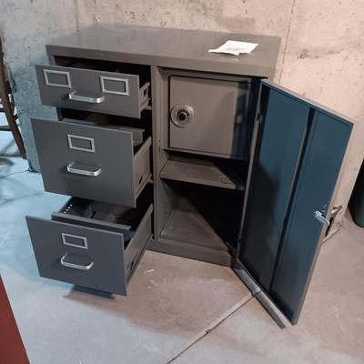 LOCKING FILING CABINET WITH A COMBO SAFE