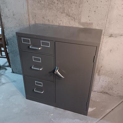 LOCKING FILING CABINET WITH A COMBO SAFE