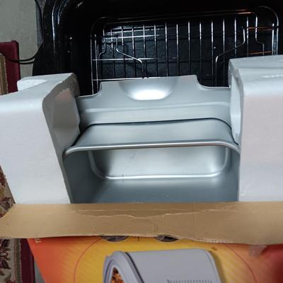 TOASTMASTER ELECTRIC ROASTER PLUS A BUFFET SERVER INSERT