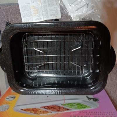 TOASTMASTER ELECTRIC ROASTER PLUS A BUFFET SERVER INSERT