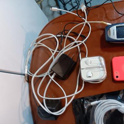 NOKIA ANDROID AND APPLE iPHONE PLUS EARBUDS AND CHARGERS