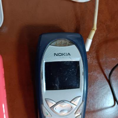 NOKIA ANDROID AND APPLE iPHONE PLUS EARBUDS AND CHARGERS