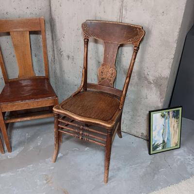 DROP LEAF ANTIQUE TABLE WITH 1 LEAF AND 4 ANTIQUE CHAIRS