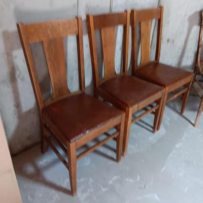 DROP LEAF ANTIQUE TABLE WITH 1 LEAF AND 4 ANTIQUE CHAIRS