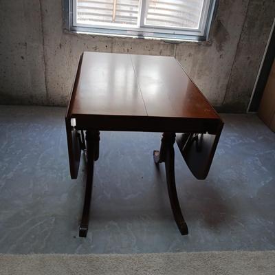 DROP LEAF ANTIQUE TABLE WITH 1 LEAF AND 4 ANTIQUE CHAIRS