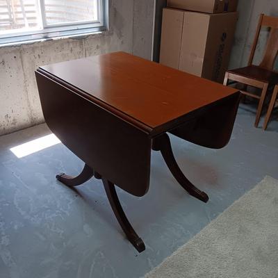 DROP LEAF ANTIQUE TABLE WITH 1 LEAF AND 4 ANTIQUE CHAIRS