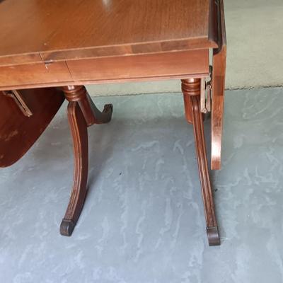 DROP LEAF ANTIQUE TABLE WITH 1 LEAF AND 4 ANTIQUE CHAIRS