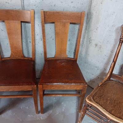 DROP LEAF ANTIQUE TABLE WITH 1 LEAF AND 4 ANTIQUE CHAIRS
