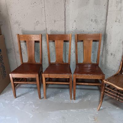 DROP LEAF ANTIQUE TABLE WITH 1 LEAF AND 4 ANTIQUE CHAIRS