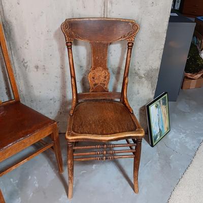 DROP LEAF ANTIQUE TABLE WITH 1 LEAF AND 4 ANTIQUE CHAIRS