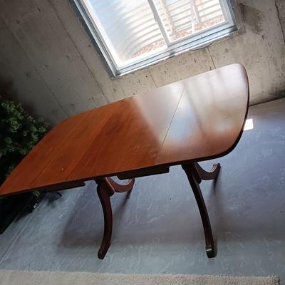 DROP LEAF ANTIQUE TABLE WITH 1 LEAF AND 4 ANTIQUE CHAIRS