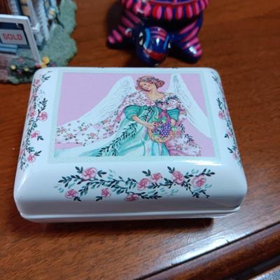 MISC KNICK KNACKS AND PLATE HOLDERS