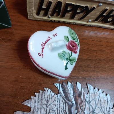 MISC KNICK KNACKS AND PLATE HOLDERS