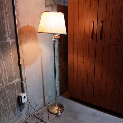 4 DRAWER CHEST, METAL WARDROBE CLOSET AND A FLOOR LAMP