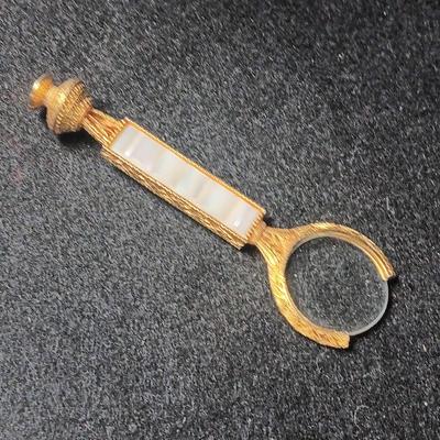 VINTAGE GOLD-TONE MAGNIFYING GLASS W/MOTHER OF PEARL HANDLE
