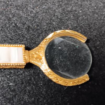 VINTAGE GOLD-TONE MAGNIFYING GLASS W/MOTHER OF PEARL HANDLE