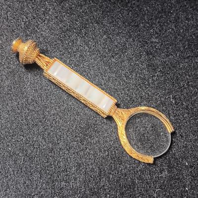 VINTAGE GOLD-TONE MAGNIFYING GLASS W/MOTHER OF PEARL HANDLE