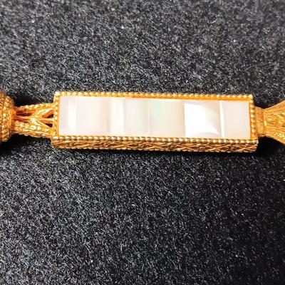 VINTAGE GOLD-TONE MAGNIFYING GLASS W/MOTHER OF PEARL HANDLE
