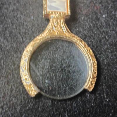 VINTAGE GOLD-TONE MAGNIFYING GLASS W/MOTHER OF PEARL HANDLE