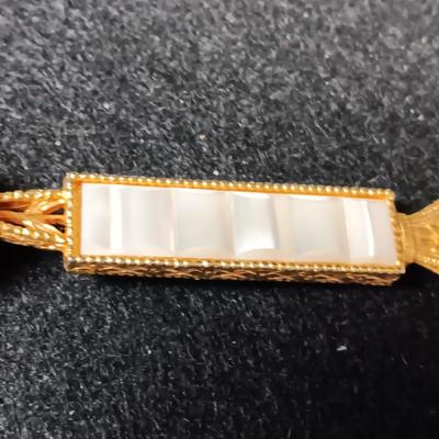 VINTAGE GOLD-TONE MAGNIFYING GLASS W/MOTHER OF PEARL HANDLE