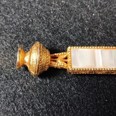 VINTAGE GOLD-TONE MAGNIFYING GLASS W/MOTHER OF PEARL HANDLE