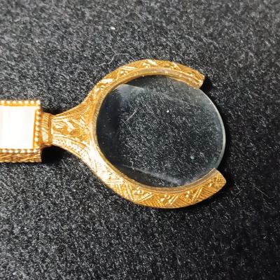 VINTAGE GOLD-TONE MAGNIFYING GLASS W/MOTHER OF PEARL HANDLE