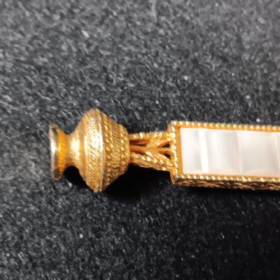 VINTAGE GOLD-TONE MAGNIFYING GLASS W/MOTHER OF PEARL HANDLE
