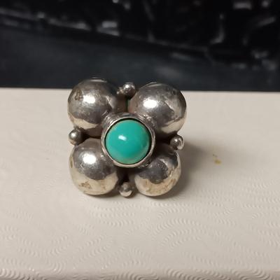 VINTAGE MEXICAN SILVER AND TURQUOISE RING