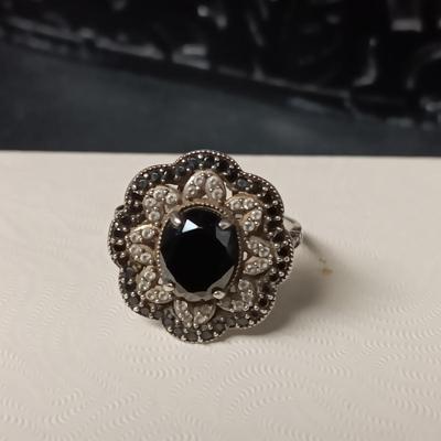 LADIES STERLING SILVER RING WITH A BLACK STONE SIZE 8