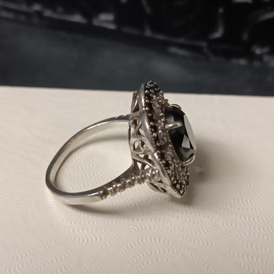 LADIES STERLING SILVER RING WITH A BLACK STONE SIZE 8