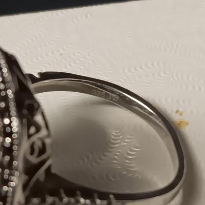 LADIES STERLING SILVER RING WITH A BLACK STONE SIZE 8