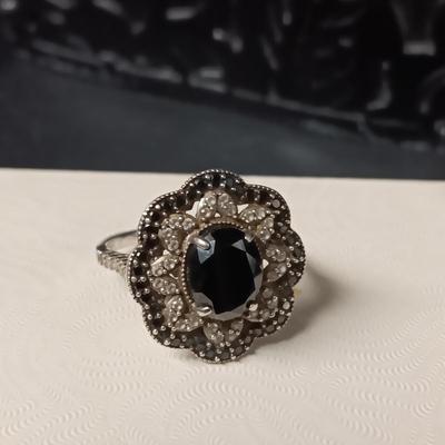 LADIES STERLING SILVER RING WITH A BLACK STONE SIZE 8