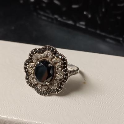 LADIES STERLING SILVER RING WITH A BLACK STONE SIZE 8