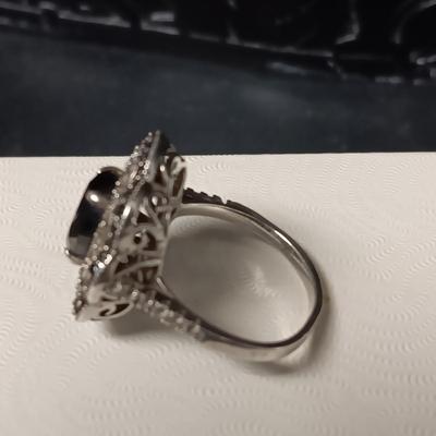 LADIES STERLING SILVER RING WITH A BLACK STONE SIZE 8
