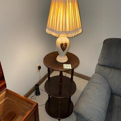 D19-Accent table w/lamp