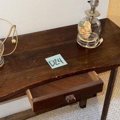 D24-Antique table w/lamps