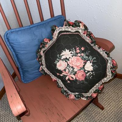 D26-Antique rocker w/ pillows