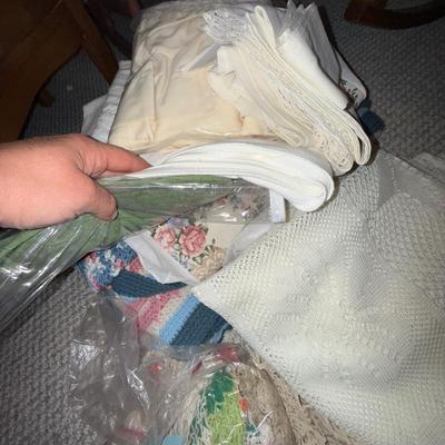 D28-Assorted linens