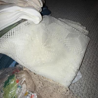 D28-Assorted linens