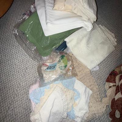 D28-Assorted linens