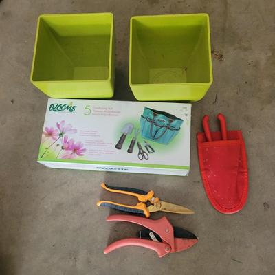 Large Gardening Supply Lot (G-EL)