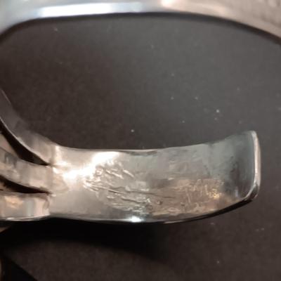 EARLY NAVAJO STERLING SILVER CUFF BRACELET WITH PETRIFIED WOOD