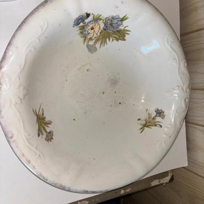 Lot 999x: 3 piece porcelain wash stand chamber pot set