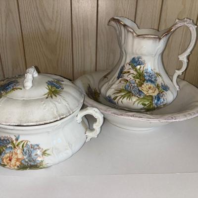Lot 999x: 3 piece porcelain wash stand chamber pot set