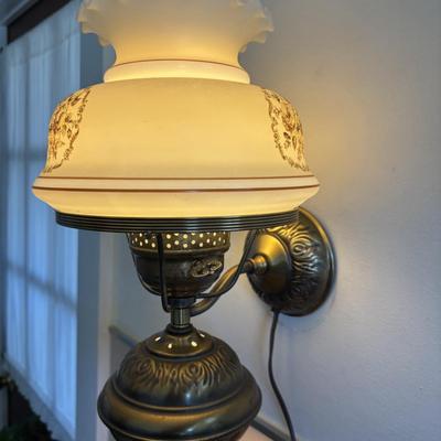 Lot 999k: Vintage wall hanging Quoizel hurricane lamp