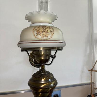 Lot 999k: Vintage wall hanging Quoizel hurricane lamp