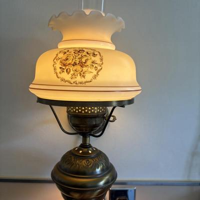 Lot 999k: Vintage wall hanging Quoizel hurricane lamp