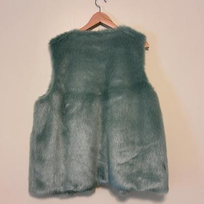 Collection of Faux Fur Vests from CeCe, Coaco New York, and More - Women’s Size XL (PC-DZ)
