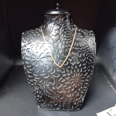 STERLING SILVER NECKLACE AND A NECKLACE DISPLAY FORM 7.74g