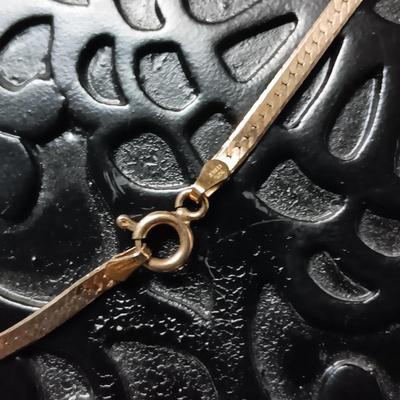STERLING SILVER NECKLACE AND A NECKLACE DISPLAY FORM 7.74g